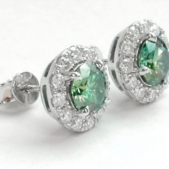 Emerald green Moissanite - Picture 2 of 4